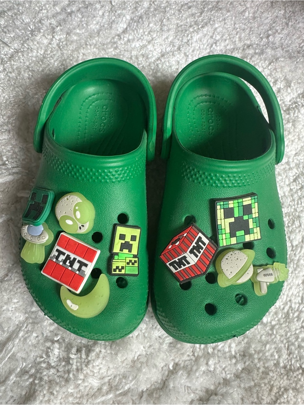 CROCS Kids Classic Clogs Green Ivy with Minecraft & Alien Charms Size 10C EUC